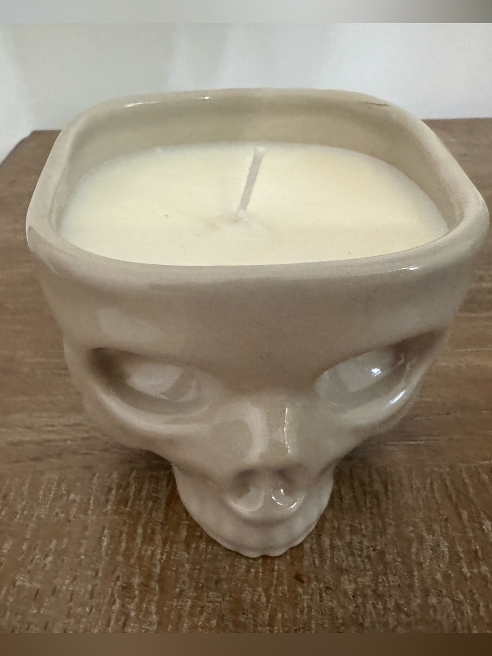 Ceramic Skull Candle in Glossy Cream